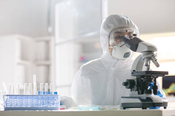 testando amostra de vírus em laboratório - genetic research men chemical protective glove - fotografias e filmes do acervo