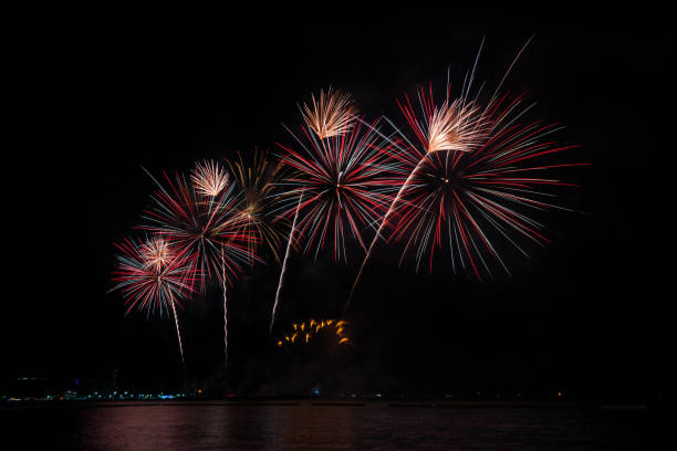 fogos de artifício coloridos de várias cores à noite com conceito de celebração e aniversário - 16197 - fotografias e filmes do acervo