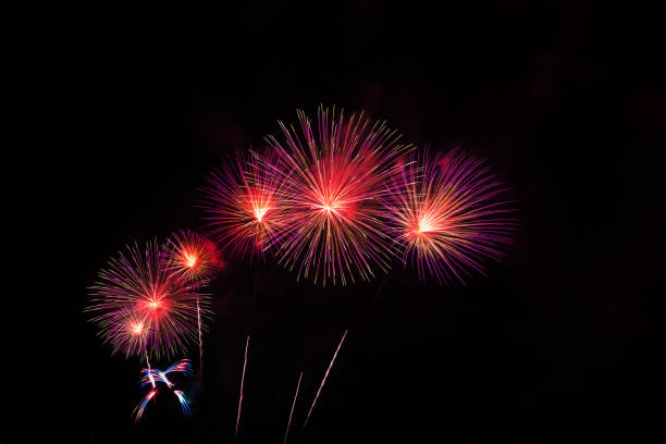 coloridos fuegos artificiales de varios colores por la noche con la celebración y el concepto de aniversario - 16198 fotografías e imágenes de stock