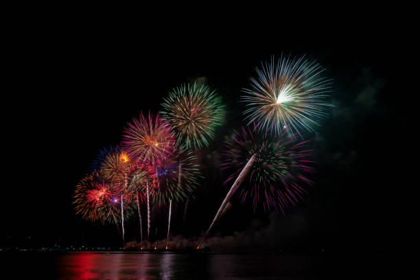 お祝いと記念日のコンセプトで夜に様々な色のカラフルな花火 - 16199 ��ストックフォトと画像