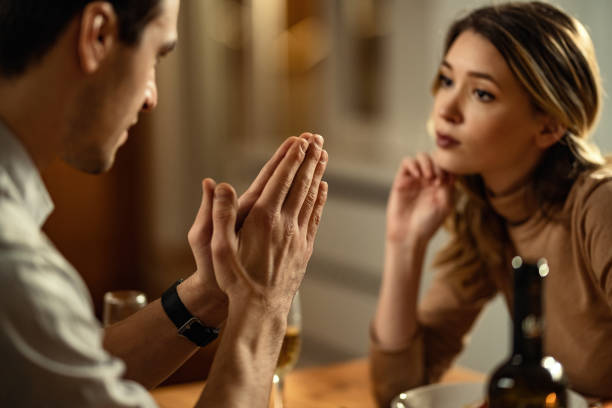 primer plano de hombre rogando perdón a su novia. - pleading men women forgiveness fotografías e imágenes de stock