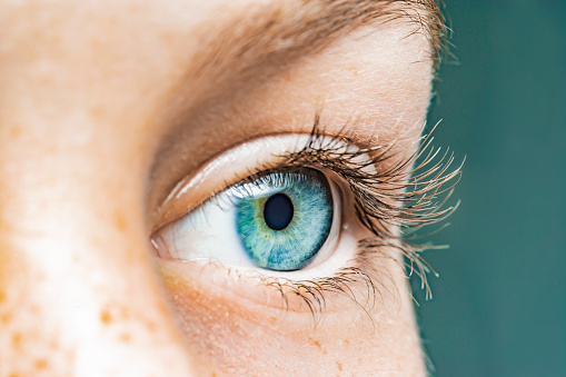 Primer plano de un ojo femenino con iris azul photo