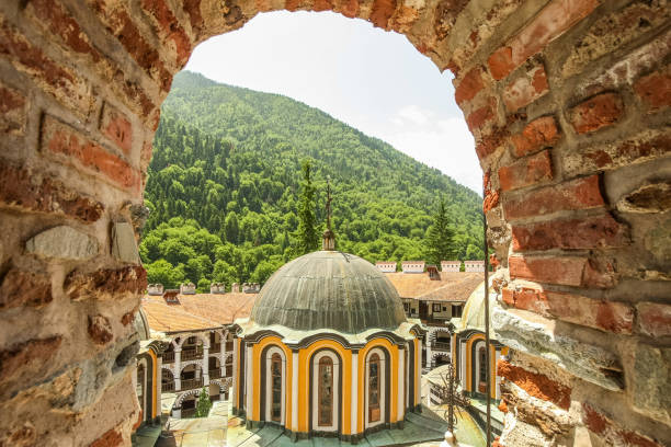 vista dalla torre del monastero bulgaro - rila mountains foto e immagini stock