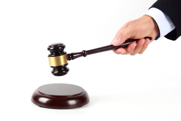 Człowiek ręka trzyma drewniany sędzia gavel, odizolowane na białym tle, prawa i koncepcji aukcji – zdjęcie