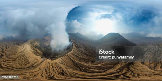 Vr 360 Widok Z Lotu Ptaka Powyżej Wulkan Bromo Landmark Nature Travel Place Indonezji - zdjęcia stockowe i więcej obrazów 360-stopniowy widok