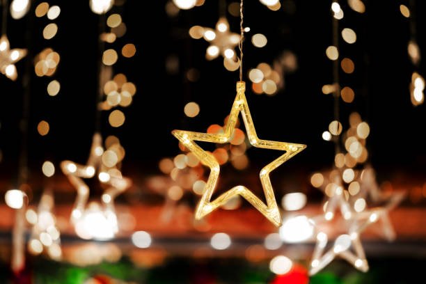 estrella navidad invierno decoración iluminación de luz en el mercado al aire libre - holiday lights fotografías e imágenes de stock