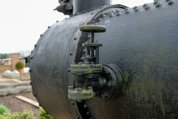 zbliżenie zaworów sterujących ciśnieniem pary widoczne z boku zabytkowego silnika trakcyjnego strumienia z początku ubiegłego wieku. - obsolete military land vehicle antique old fashioned zdjęcia i obrazy z banku zdjęć