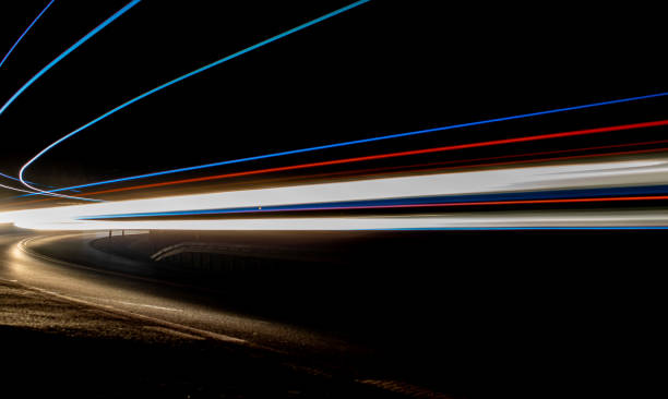 luzes de carros com noite. exposição longa - long exposure flash - fotografias e filmes do acervo