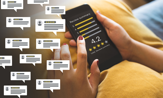 Los consumidores revisan conceptos con personas de burbujas revisan comentarios y teléfonos inteligentes. calificación o retroalimentación para evaluar. photo