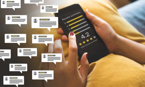 i concetti di recensioni dei consumatori con bolle le persone esaminano commenti e smartphone. valutazione o feedback per la valutazione. - internet foto e immagini stock