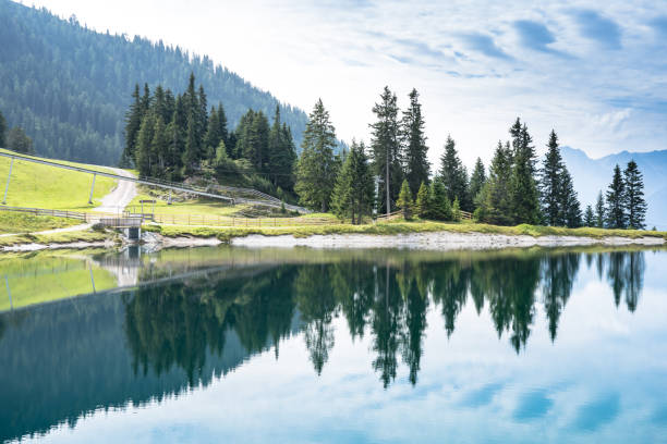 widok na krajobraz jeziora górskiego - spring wetterstein mountains water river zdjęcia i obrazy z banku zdjęć