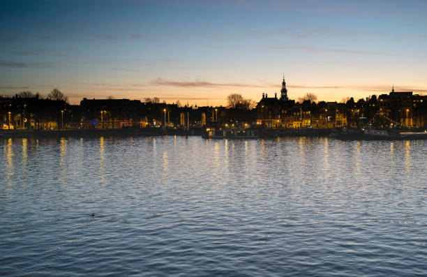 sonnenuntergang in amsterdam blick vom nemo museum - nemo museum stock-fotos und bilder