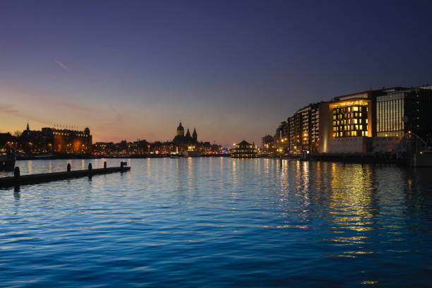 puesta de sol en la vista de amsterdam desde el museo nemo - nemo museum fotografías e imágenes de stock