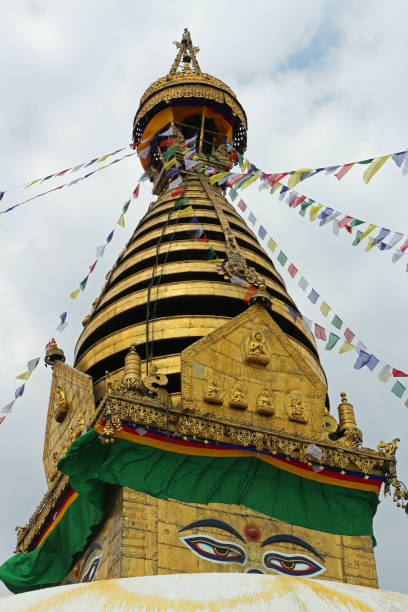 stupa buddista nel complesso del tempio di swayambhunath nel nepal di kathmandu - nepal buddha monkey temple tibet foto e immagini stock