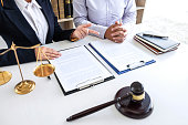 professionelle-juristin-diskutiert-verhandlungsprozess-mit-kundentreffen-mit-dokumentenkontakt.jpg?b=1&s=170x170&k=20&c=DfjY54wh9MGUw4-iywwlBe8E2uQw6s5fH7DxV02SEKs=