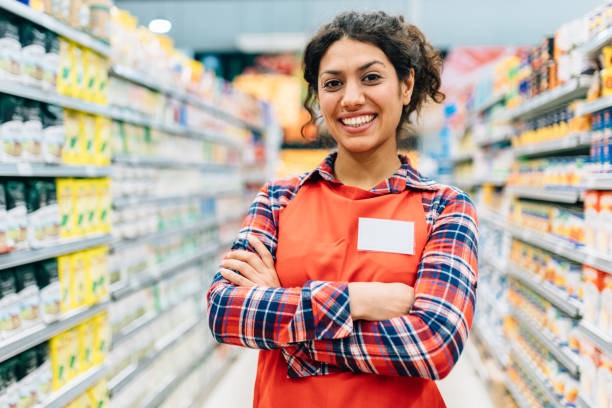 supermarkt stocker portrait - regalauffüller stock-fotos und bilder