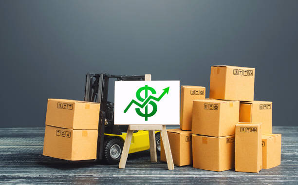 Forklift near boxes and easel with green dollar arrow up. Growth trade and production rates, increased sales. Economic growth, industry development. Marketing, price increases. High import export. carretilla elevadora cerca de cajas y cabeas con flecha verde de dólar hacia arriba. el crecimiento del comercio y las tasas de producción, el aumento de las ventas. crecimiento económico, desarrollo de la industria. marketing, aumentos de precios. alta