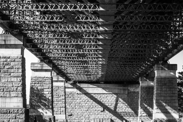 blick unter die harbour bridge an einem sonnigen tag. sydney, australien - girder sydney harbor bridge rivet metal stock-fotos und bilder