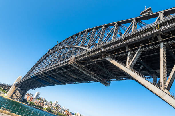 blick auf den niedrigen winkel der harbour bridge an einem sonnigen tag. sydney, australien - girder sydney harbor bridge rivet metal stock-fotos und bilder