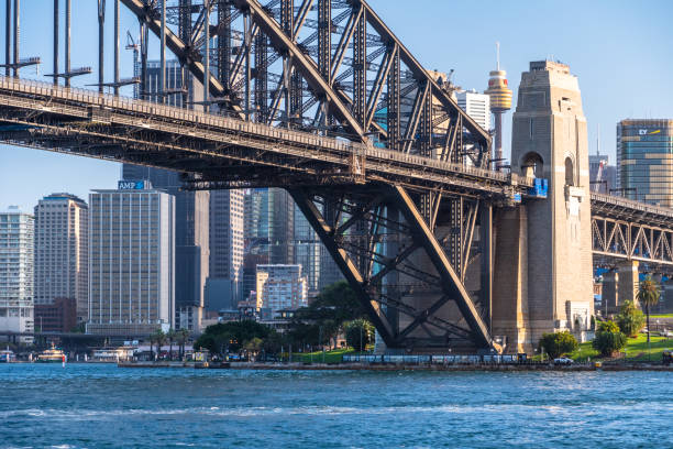 blick auf die harbour bridge und das cbd an einem sonnigen tag. sydney, australien - girder sydney harbor bridge rivet metal stock-fotos und bilder