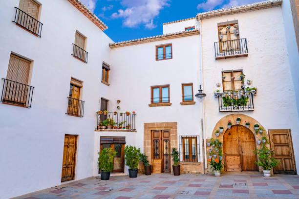 javea xabia испанские белые средиземноморские фасады в аликанте испания - javea стоковые фото и изображения