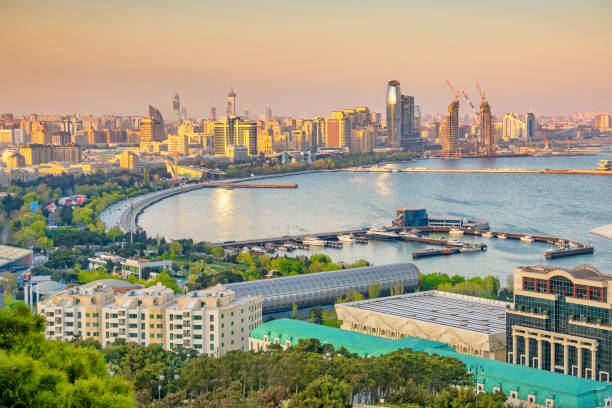 centro de bakú azerbaiyán al atardecer - azerbaiyán fotografías e imágenes de stock