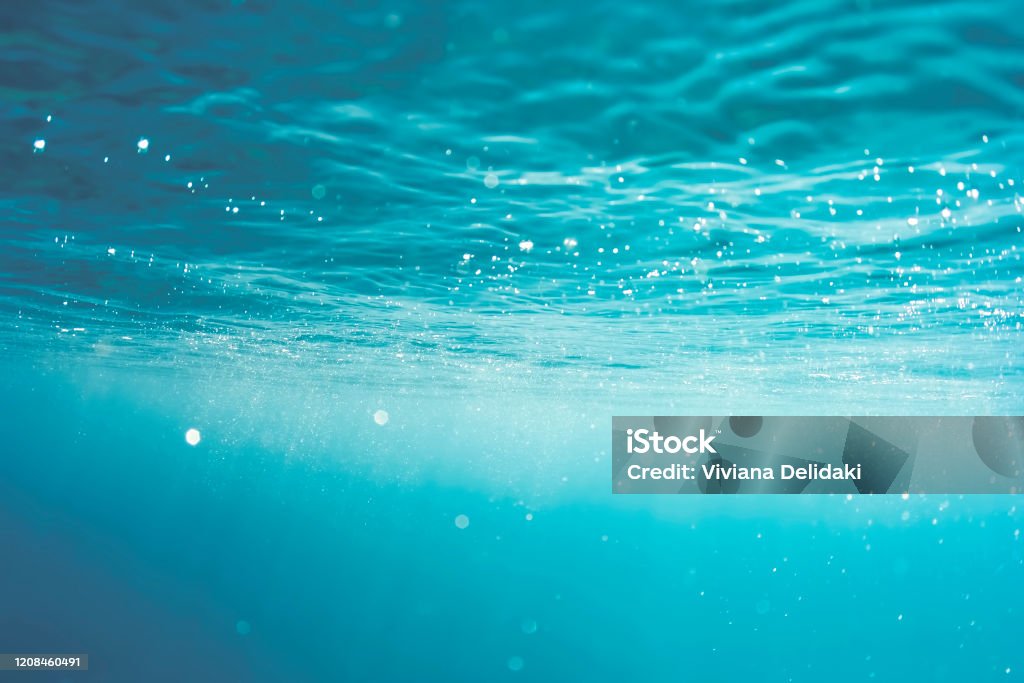 Подводная абстрактная волна, солнечный свет через воду, сверкающие отражения и солнечные лучи света. - Стоковые фото Море роялти-фри