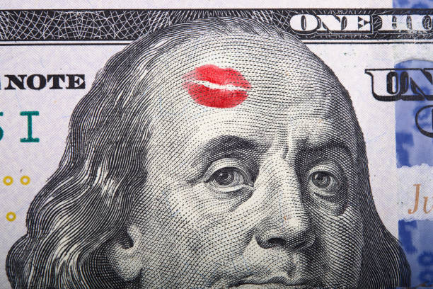 100ドル紙幣にベンジャミン・フランクリンの肖像画にキスの刻印。 - lipstick kiss kissing lipstick love ストックフォトと画像