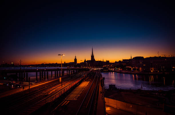silhouette dello skyline del paesaggio urbano di stoccolma al tramonto, crepuscolo, svezia - stockholm panoramic bridge city foto e immagini stock