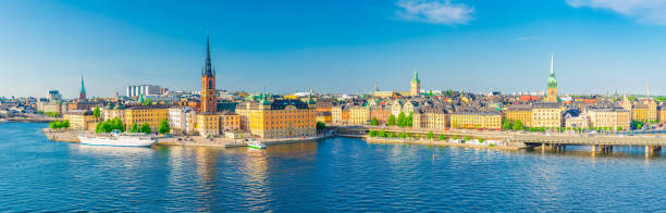 vista panoramica aerea dello skyline di stoccolma con la città vecchia gamla stan, tipiche case svedesi, isola di riddarholmen con edificio gotico della chiesa, lago malaren, sfondo cielo blu chiaro, svezia - stockholm panoramic bridge city foto e immagini stock