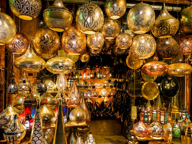 lámparas egipcias en el mercado khan el khalili en el cairo, egipto - bazaar fotografías e imágenes de stock