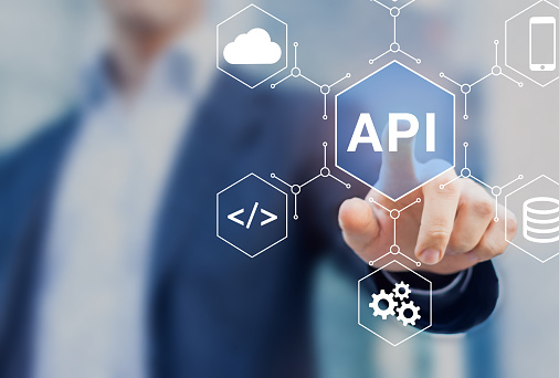 Interfaz de programación de aplicaciones API conecta servicios en Internet y permite la comunicación de datos de red, ingeniero de software tocando el concepto para IoT, computación en la nube, automatización robótica de procesos photo