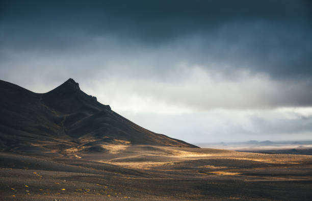 paisaje volcánico en islandia - moody sky fotografías e imágenes de stock