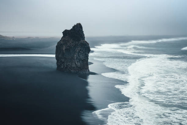 블랙 비치 - beach stone wave natural land state 뉴스 사진 이미지