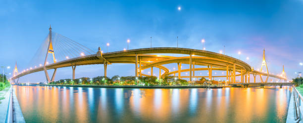 ponte de estrada crepúsculo - bridge bangkok suspension bridge river - fotografias e filmes do acervo