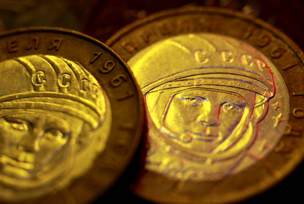 immagine dell'astronauta yuri gagarin su una moneta russa - number 10 gold business paper currency foto e immagini stock