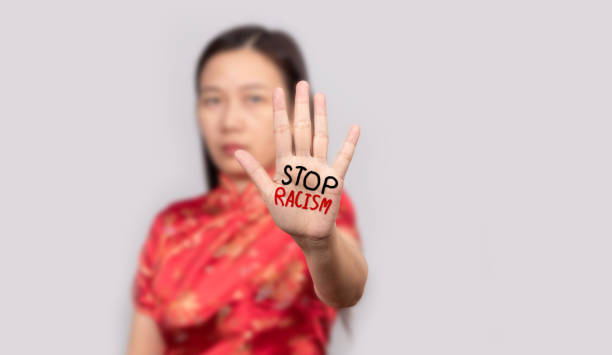 азиатская женщина в китайском костюме делает стоп жест ладонью рукой с сообщением остановить расизм. предупредительное выражение с негат и - fury стоковые фото и изображения