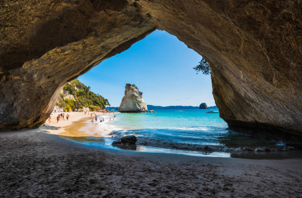 cathedral cove, península de coromandel, nueva zelanda. - new zealand cathedral cove sea sand fotografías e imágenes de stock