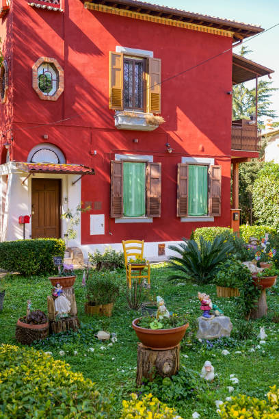 veduta del tipico giardino della garbatella nel quartiere ostiense di roma - balcony rome window ornate foto e immagini stock