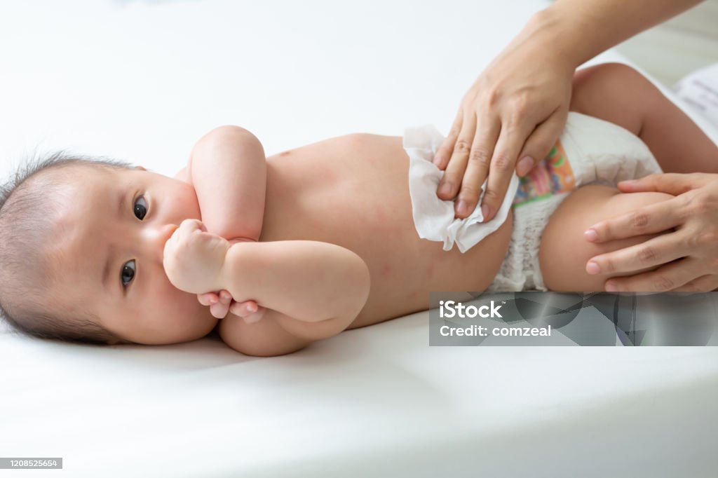 Anne temizlik ve ıslak doku ile vücut bebek silmek zaman bezleri veya bezi değiştirme ve elleri veya yüz veya bacak silme, ıslak mendil kağıt konsepti ile anne ve Toddler çocuk için kişisel hijyen - Royalty-free Bebek - İnsan Yaşı Stok görsel