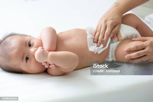 Anne Temizlik Ve Islak Doku Ile Vücut Bebek Silmek Zaman Bezleri Veya Bezi Değiştirme Ve Elleri Veya Yüz Veya Bacak Silme Islak Mendil Kağıt Konsepti Ile Anne Ve Toddler Çocuk Için Kişisel Hijyen Stok Fotoğraflar & Bebek - İnsan Yaşı‘nin Daha Fazla Resimleri
