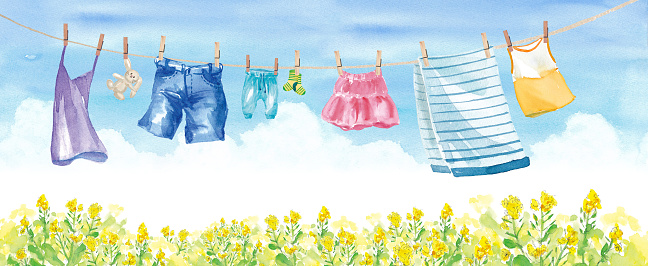 Various types of laundry to hang under the blue sky (skirts, towels, socks, pants, denim, children's clothing, camisole)
