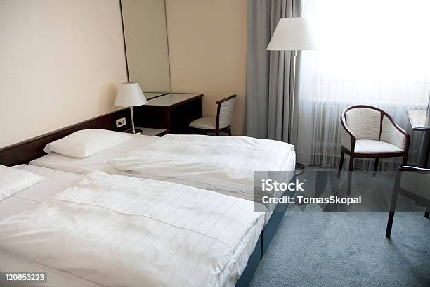 Foto de Quarto De Hotel e mais fotos de stock de Cadeira - Cadeira, Cama, Cama de casal