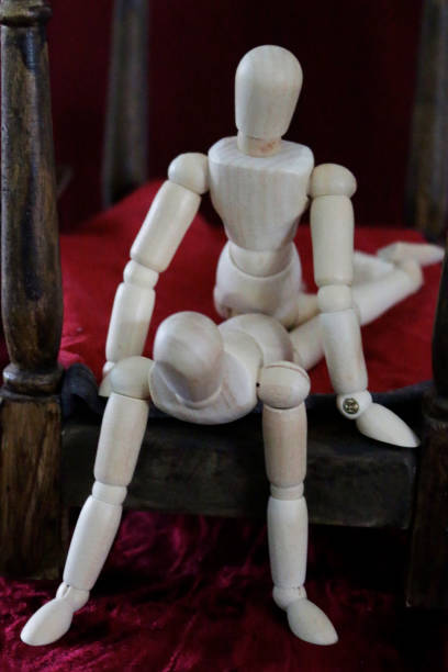 image des figures laïques en bois, modèles d’artiste joints, représentant des positions de sexe dans la scène de chambre à coucher de maison de poupée - mannequin naked female doll photos et images de collection