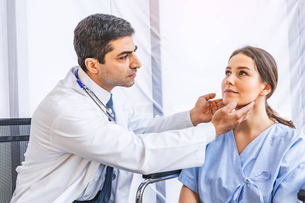 asiatische arzt-check-up hübsche patientin für ihre schilddrüsenhormone gesund im krankenhaus oder in der medizinischen klinik - schwangerschaftshormone stock-fotos und bilder
