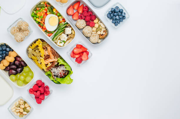 kunststoff-lunchboxen mit gesunden lebensmitteln und zutaten auf weißem hintergrund - bento box lunch healthy lifestyle stock-fotos und bilder