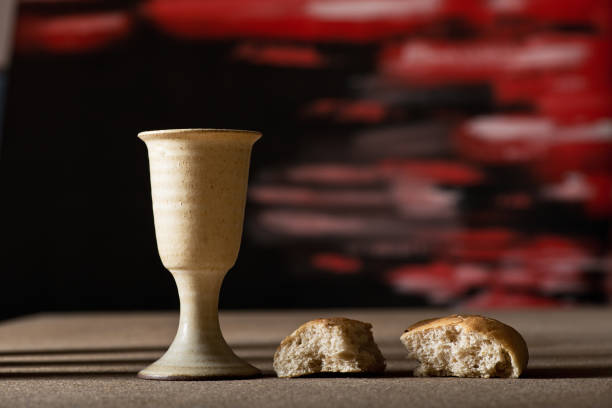 stillleben mit kelch aus wein und brot - communion table stock-fotos und bilder