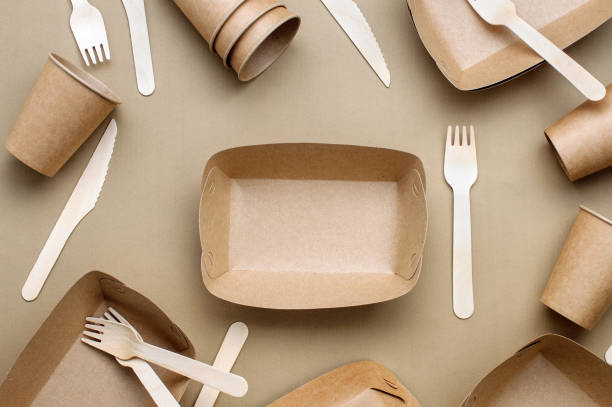 brown kraft paper food containers, cups and lunchbox in fabric bag on beige background - disposable imagens e fotografias de stock