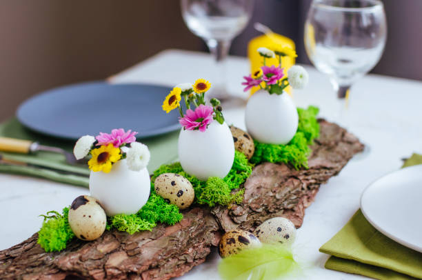 fermez-vous vers le haut de la décoration normale pour la table de pâques - craft eggs easter animal egg photos et images de collection
