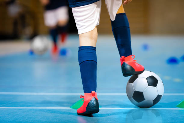 futbolistas de fútbol sala de fútbol sala que juegan partido de fútbol sala. pabellón deportivo de fútbol cubierto. jugadores de fútbol sala pateando partido. taladro de regate de entrenamiento de fútbol sala. fondo deportivo. liga de fútbol sala. - delantero de fútbol fotografías e imágenes de stock